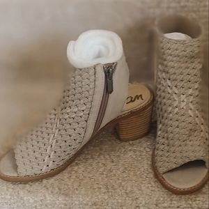 BARELY WORN SAM EDELMAN woven leather sandal. Stacked 2.5" wooden heel.